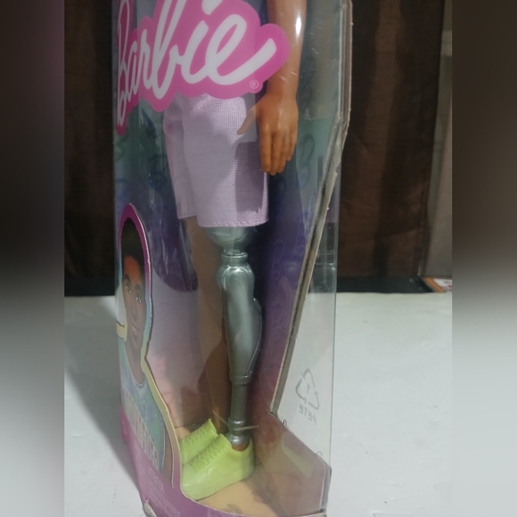 Fashionistas Ken Fashion Doll #212 with Prosthetic Leg, Los Angeles Jersey (NEW) - Picture 4 of 11